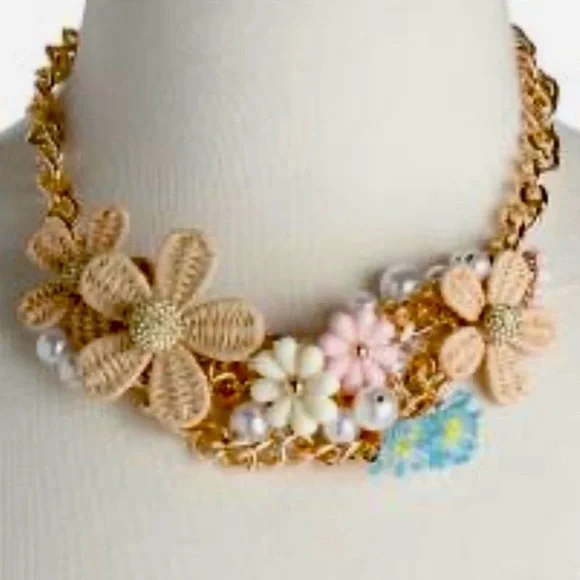 New BETSEY JOHNSON Gold Plated Flower Bib Necklace - Picture 4 of 9